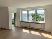 Wohnzimmer mit Blick zum Balkon