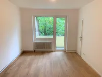 Wohnzimmer mit Balkonzugang