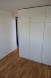 mit trennendem Einbauschrank