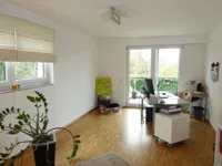 Heller Büroraum mit Balkon