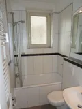 Bad mit Dusche/kleiner Wanne
