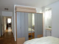 Schlafzimmer mit Kleiderschrank