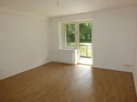 Wohnzimmer mit Balkon