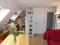 Wohnzimmer mit offener Küche