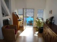 Wohnzimmer mit Balkon