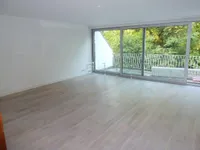 Wohnzimmer mit Balkon