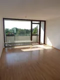 Wohnzimmer mit Balkon