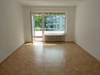 Blick Wohnzimmer mit Balkon