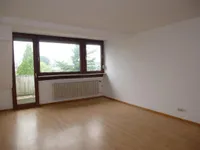 Wohn-, Schlafzimmer mit Zugang zum Balkon