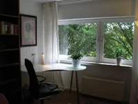 Schreibtisch mit Grünblick