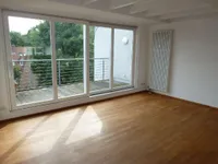 Wohnzimmer mit Balkon