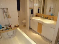 Bad mit Wanne und Dusche