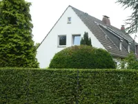 Haus hinter Hecke