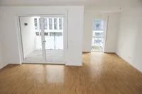 Wohnzimmer mit offener Küche