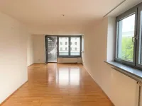 Wohnzimmer mit Blick zum Balkon