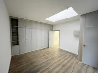 Büroraum mit Einbauschrank und WC