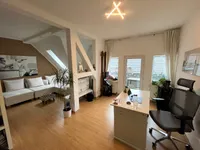 Wohnzimmer mit Zugang zum Balkon