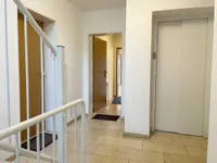 Treppenhaus mit Lift