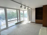 Wohnzimmer mit Balkon