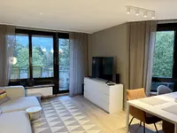 Wohnzimmer mit überdachtem Balkon