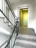 Treppenhaus mit Lift