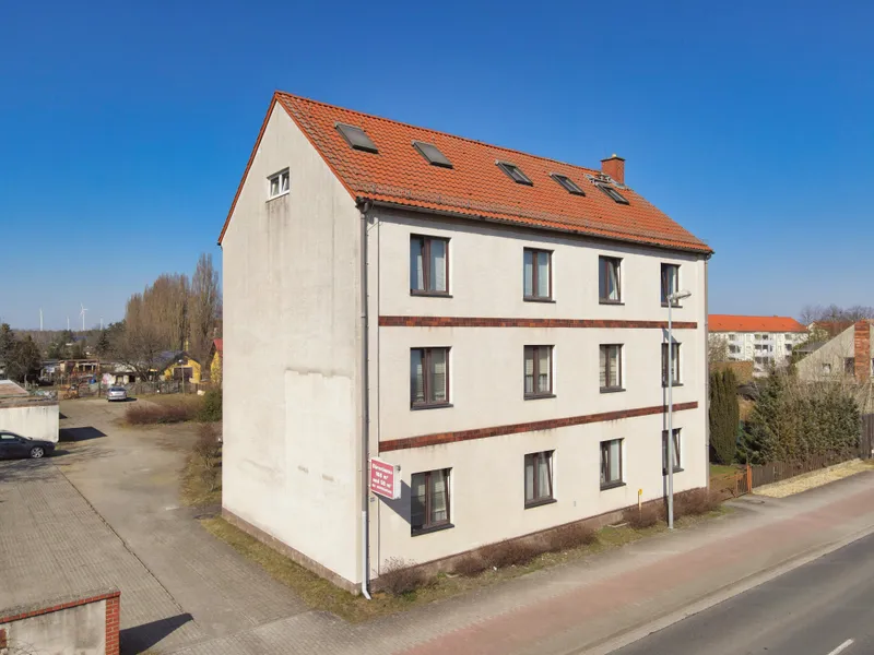 +++ Feriennutzung oder Wohnumbau – Mehrfamilienhaus mit Grundstücksreserve unweit des Sees +++