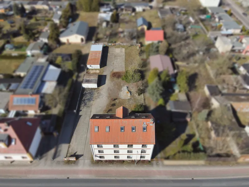 +++ Feriennutzung oder Wohnumbau – Mehrfamilienhaus mit Grundstücksreserve unweit des Sees +++