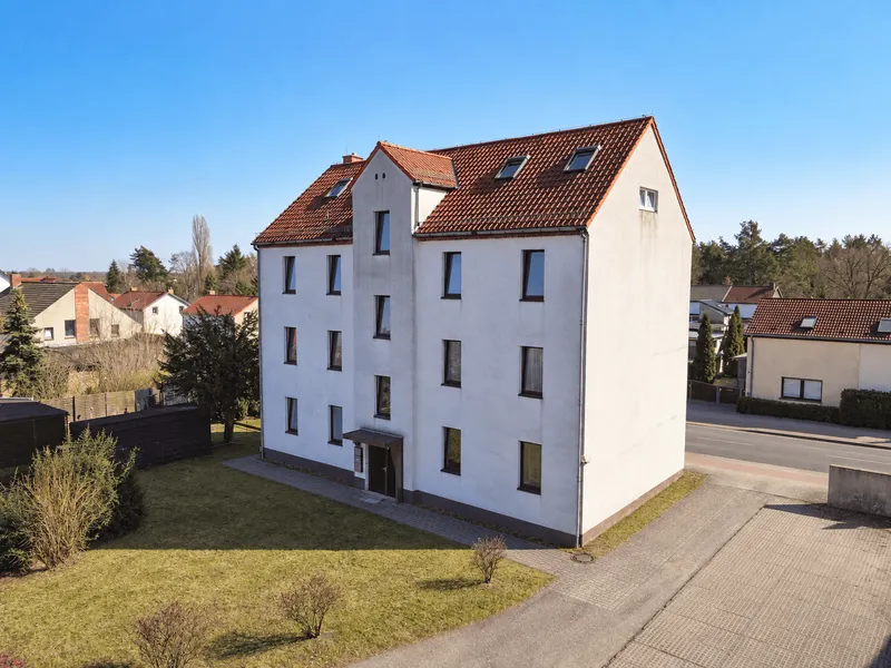 +++ Mehrfamilienhaus mit Umbaupotenzial, gro&szlig;z&uuml;gigem Grundst&uuml;ck und Garagen +++