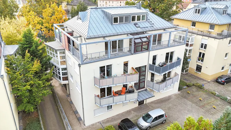 +++ Frisch modernisiert & selten: 2-Zimmer-Maisonette mit Einbauküche, Balkon & TG-Stellplatz +++