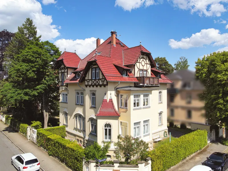 +++ Rarit&auml;t in stilvoller Villa! gro&szlig;z&uuml;gige 5-Zimmer-Wohnung mit zwei Loggien +++