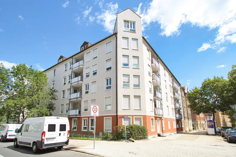 +++Komfortabel im 4. Obergeschoss: Vermietete 3-Zimmerwohnung mit Balkon und Aufzug in DD-L&ouml;btau+++