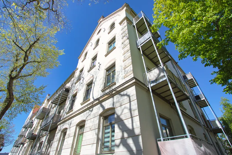 +++ Moderne 2-Zimmer-Altbauwohnung mit Balkon, Aufzug & Fu&szlig;bodenheizung in DD-Friedrichstadt +++