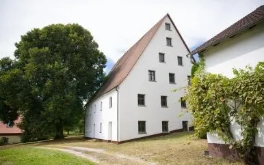 01-Stattliches-Bauernhaus-mit-Halle-p2ycnff4rez6g8sckcbla2sxd5fmbbnjb1sk95ysj8