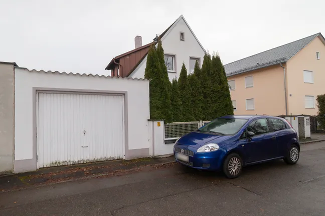 Straßenansicht mit Garage