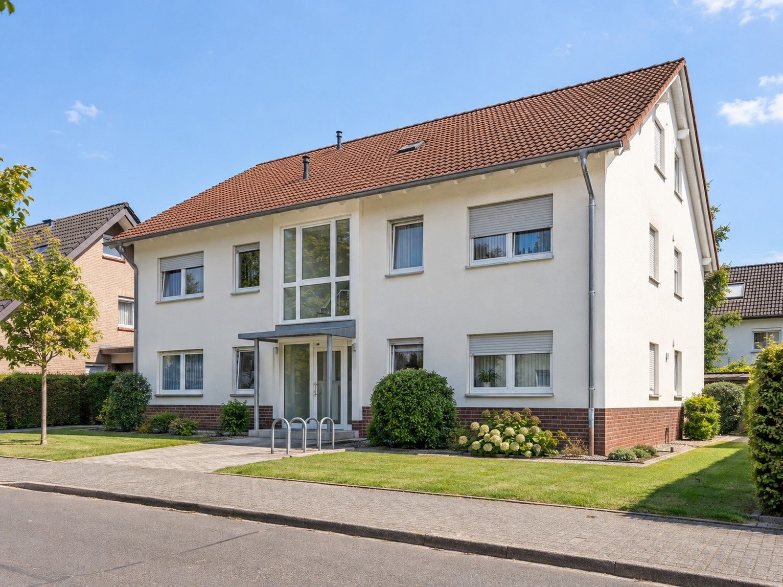 Gepflegtes Mehrfamilienhaus (KI-Visualisierung)