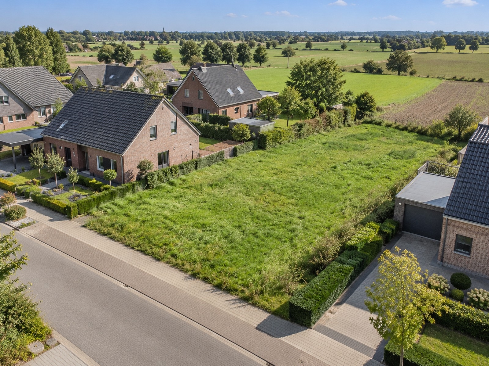 Luftbild des Baugrundstücks (KI-Visualisierung)