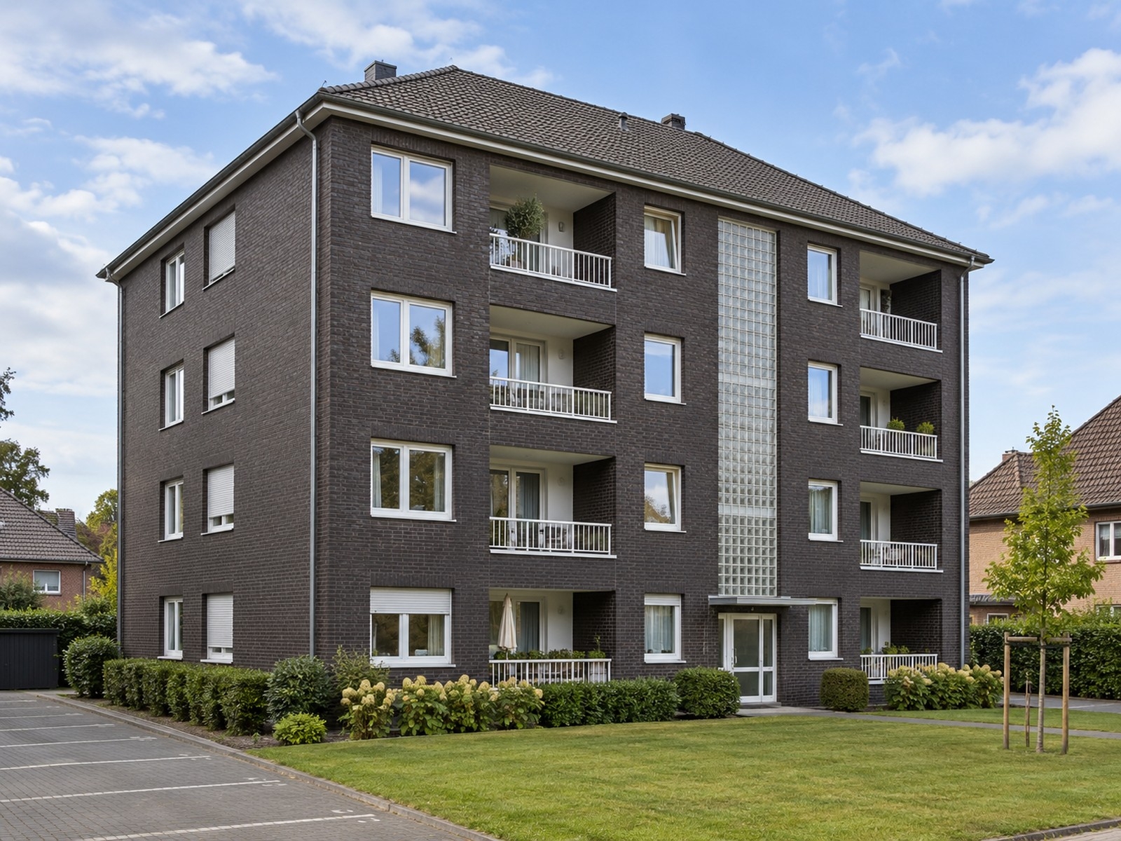 Mehrfamilienhaus mit Klinkerfassade und eingezogenen Loggien (KI-Visualisierung)
