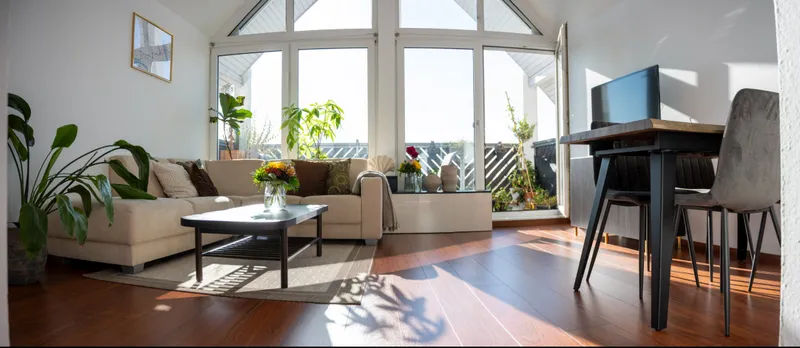 Moderne 2-Zimmer-Dachgeschosswohnung mit traumhaftem Fernblick über Wiesbaden. Jetzt anfragen!