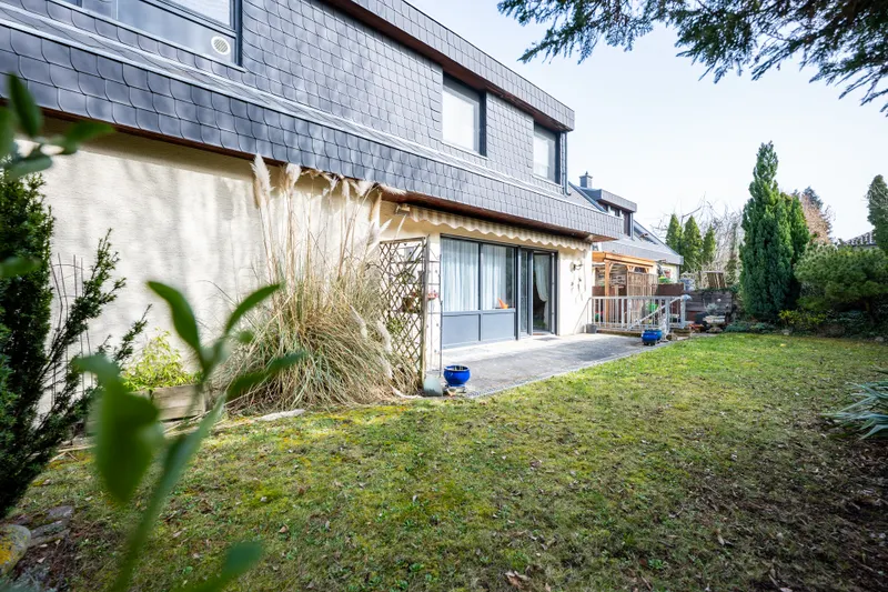 Wohnen wie im Haus: Gartenwohnung mit Kamin, Terrasse, gro&szlig;em Keller & Garage! Jetzt verlieben!