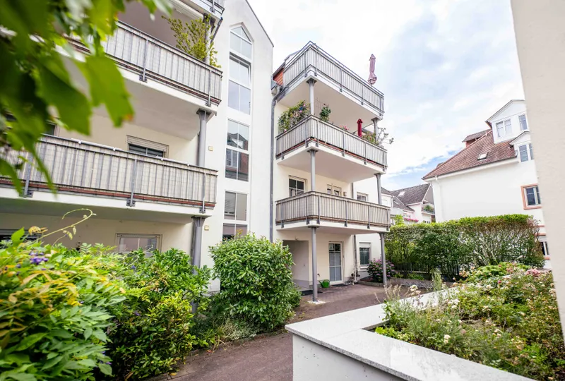 Schlosspark vor der T&uuml;r. Bezugsfreie 3-Zimmer-Wohnung mit Balkon, Aufzug & TG-Stellplatz!