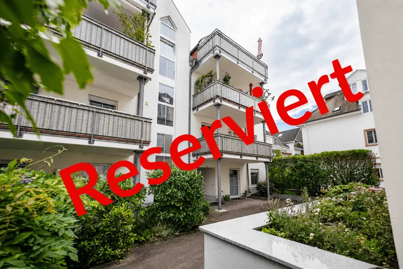 Schlosspark vor der T&uuml;r. Bezugsfreie 3-Zimmer-Wohnung mit Balkon, Aufzug & TG-Stellplatz!