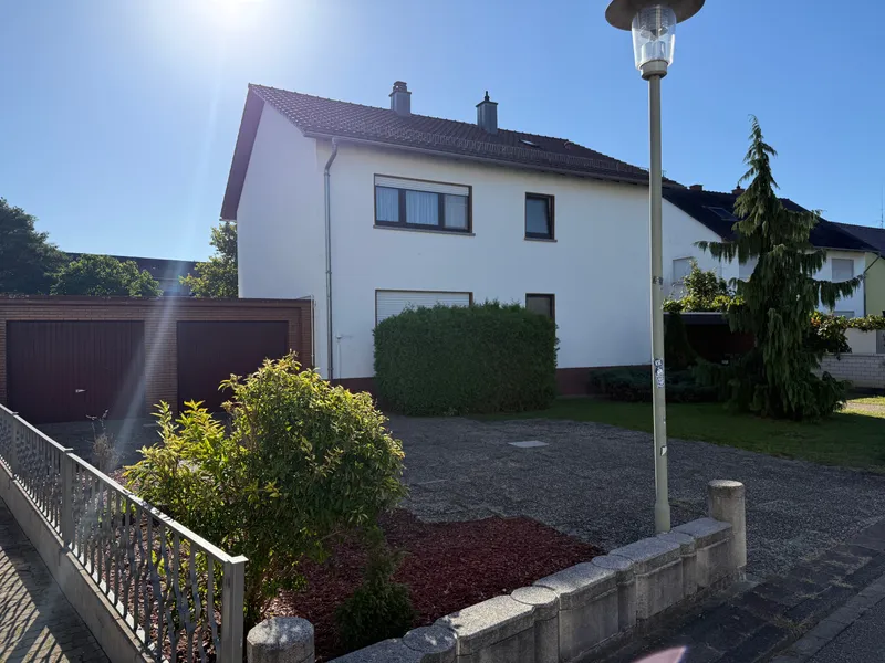 Schönes Zweifamilienhaus in Leopoldshafen