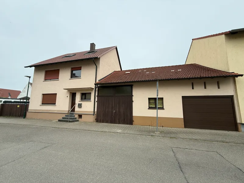Gro&szlig;es Einfamilienhaus mit Scheuer in Dettenheim