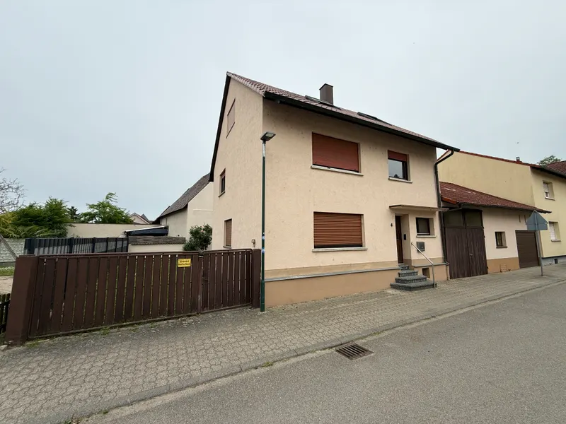 Preisreduzierung ! Gro&szlig;es Einfamilienhaus mit Scheuer in Dettenheim