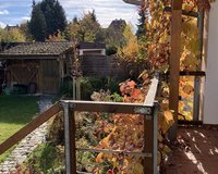 wilder Wein an Terrasse im Herbst