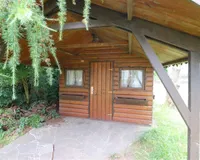 Holzblockhaus im Garten