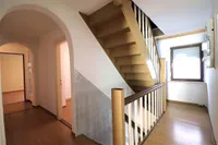 Flur im OG mit Treppe ins DG