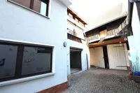 Hinter dem Wohnhaus Garage und Scheune