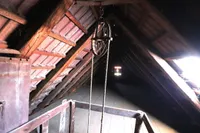 Flaschenzug im Spitzboden der Scheune mit 5 Ebenen