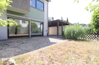 Terrasse, daneben Carport